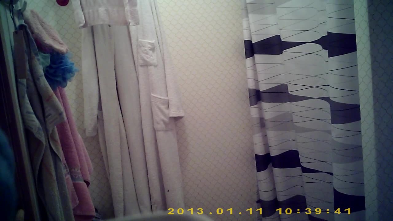 За латинкой вышедшей из ванной подглядывает любитель и снимает видео