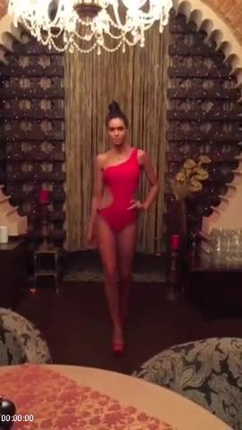 [Image: 112308034_Muhanova_Alena_Catwalk.jpg]