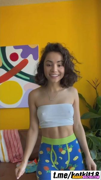 Jessie &#8211; Amazing 20 Years Old College Girl Nude Tiktok Selfie