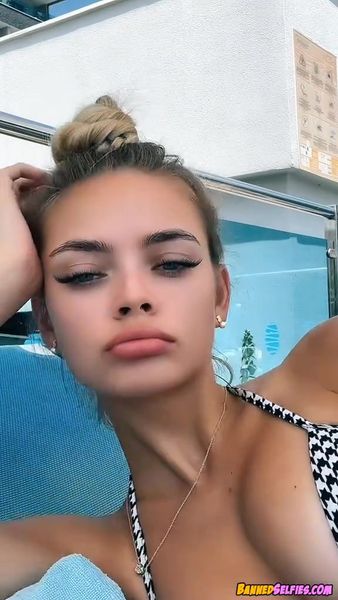 Mackenzie – Epic 19 Years Old College Girl Nude Tiktok Selfie