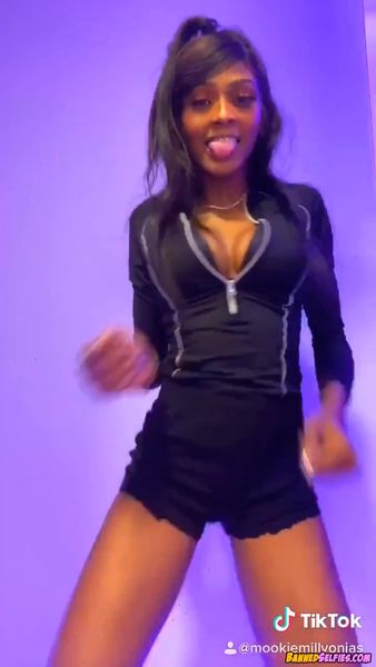 Cameron – Sexy Babe Strips
