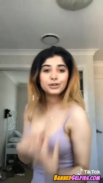 Sierra – 22 Years Old College Girl Teases Perfect Body