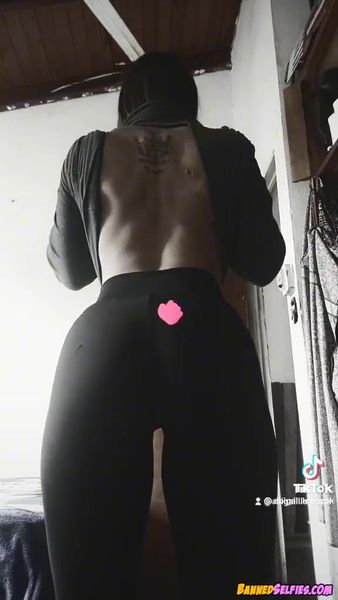 America – Epic 19 Years Old Cheerleader Girl Nude Selfie