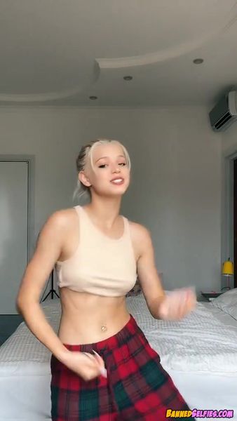 Avery – Amazing 18 Years Old Highschool Babe Nude Tiktok Selfie