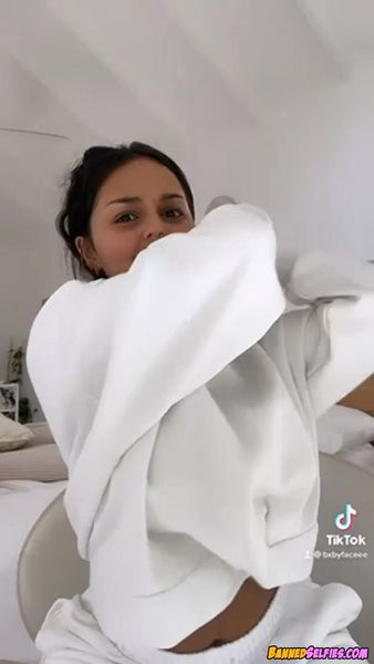 Izabelle – Amazing 19 Years Old Cheerleader Girl Nude Selfie