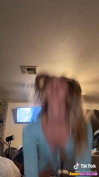 Jaylene – Young Babe Talked Into Nude Selfie By Complete Stranger On Tiktok