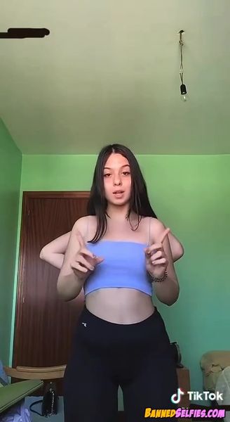 Jessie – Teen Nude Tiktok Selfie