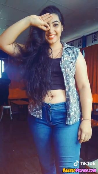 Josie – Banned Nude Tease Shy Babe On Instagram