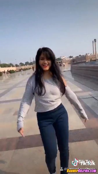 Kinsley – Young Girl Talked Into Nude Selfie By Complete Stranger On Instagram
