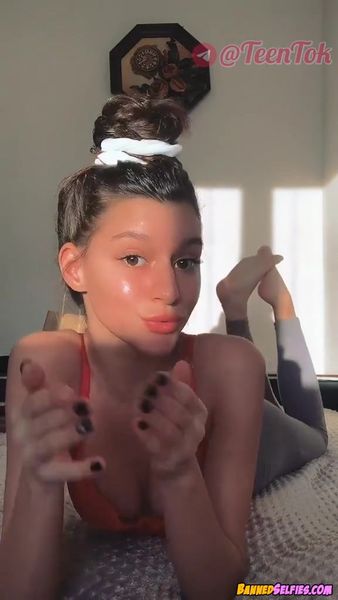 Mallory – 18 Years Old Girl Teases Perfect Body On Tiktok