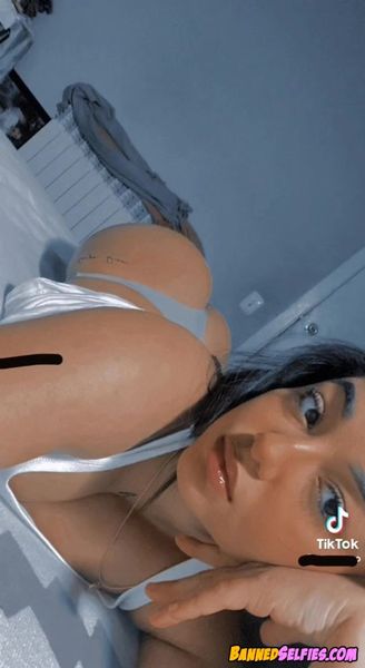 Paula – Quick Nude Tease College Girl On Tiktok