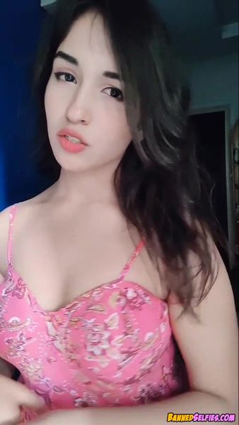 Penelope – Epic 19 Years Old Teen Girl Nude Tiktok Selfie