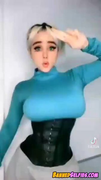 Zariah – 21 Years Old Girl Teases Perfect Body