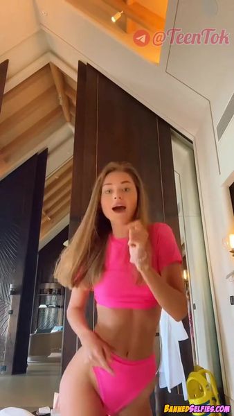 Aileen – Young Girl Talked Into Nude Selfie On Instagram
