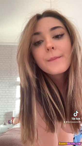 Bella – Amazing 20 Years Old College Babe Nude Tiktok Selfie